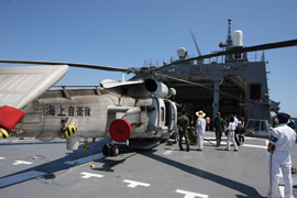 飛行甲板上の搭載ヘリ　SH-60K