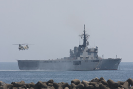 LST-4002 輸送艦しもきた　陸自CH-47　着艦訓練中