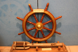 初代　測量船拓洋　舵輪