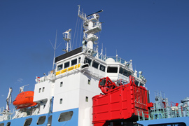 上構と舷側設置式油回収装置